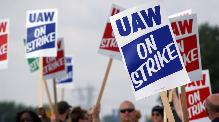 UAW members at GM's Fort Wayne Assembly plant picket during the first day of the strike. - Samantha Horton/IPB News