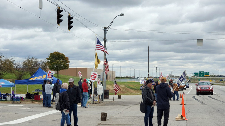 UAW members picket outside the GM Fort Wayne Assembly plant Thursday as they wait for word from the UAW National GM Council meeting in Detroit. - Samantha Horton/IPB News