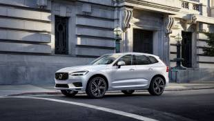 Volvo XC60 Inscription Drives Through The Night