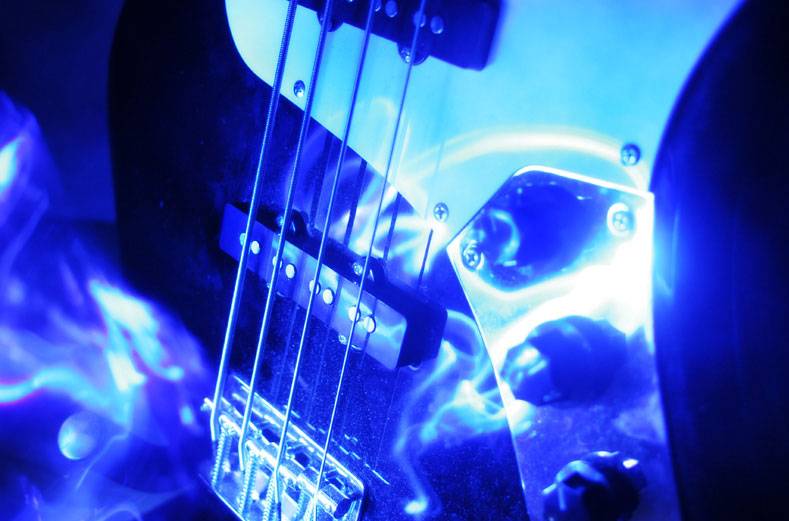 Загородная музыка. Фото музыка синий. Фото синий хаос. Музыка голубое фото. Электрогитара ночь дождь.