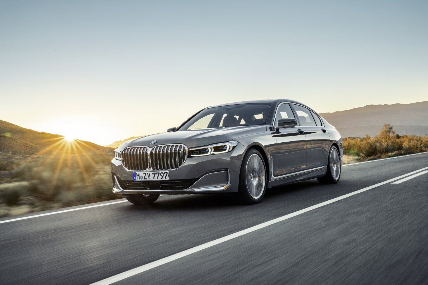 Photo Comparison: New BMW 7 Series vs Old 7 Series