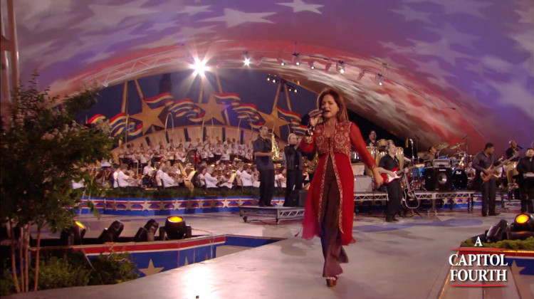 Gloria Estefan Performs "Conga"